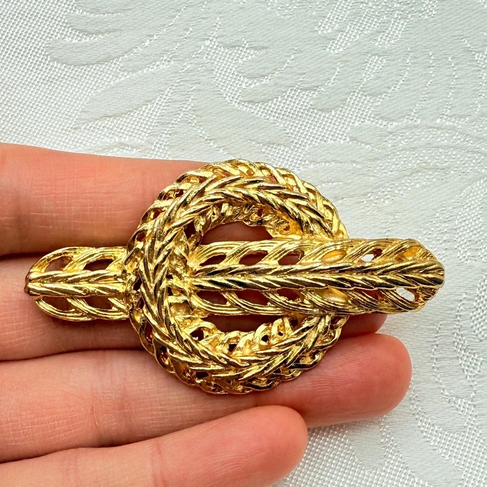 Vintage Elegant Gold Tone Laurel Leaf Design Buckle Brooch